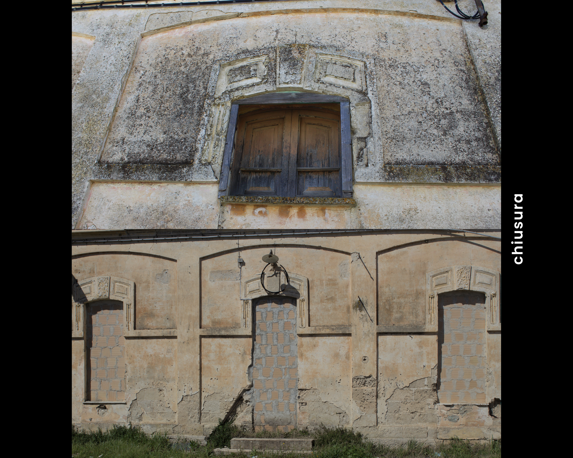 Chiusura Edificio chiuso con finestra in legno e tre porte, una accanto all'altra, murate.